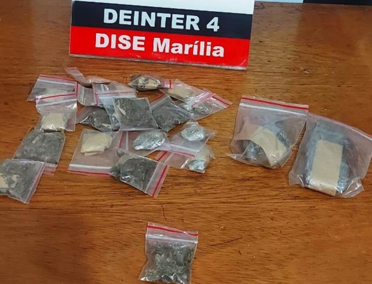 Polícia prende jovens de 19 e 20 anos por tráfico e apreende maconha na zona sul