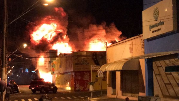 Incêndio atinge loja no centro – felipe Cardoso/Whatsapp