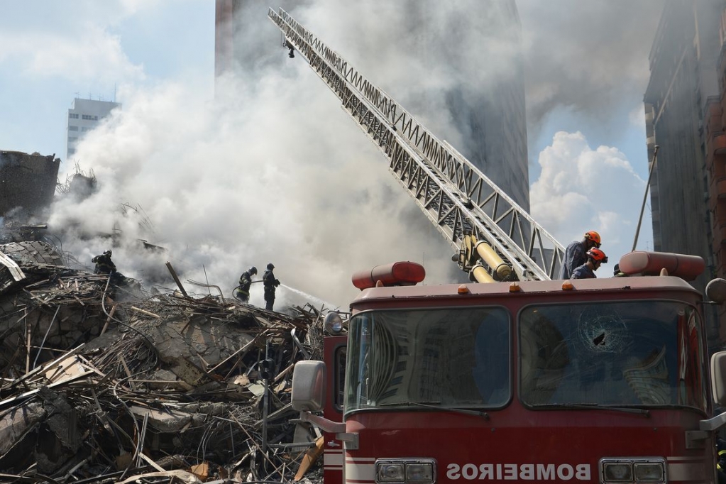 Bombeiros durante trabalho de rescaldo após desabamento – Rovena Rosa/Agência Brasil