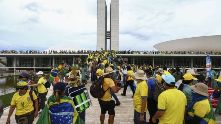 MARCELO CAMARGO/AGÊNCIA BRASIL Réus invadiram a Praça dos Três Poderes, em Brasília, no dia 8 de janeiro
