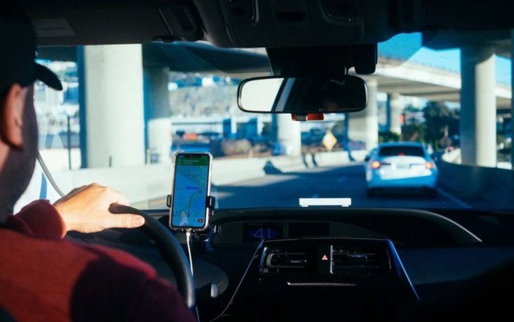 Uber e 99 reajustam tarifas após aumento no preço da gasolina