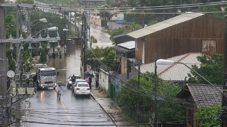 SC: chuvas deixam ao menos 2 mortos e rodovias bloqueadas