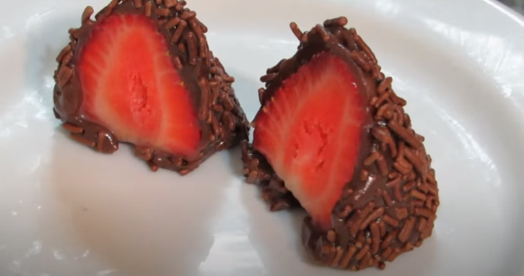 Bombom de brigadeiro com morango