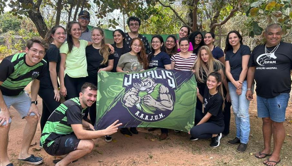 Acadêmicos de Veterinária na Unimar promovem ação solidária em ONG de proteção animal