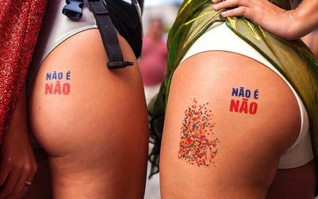 Duas bundas com tatuagem escrita 