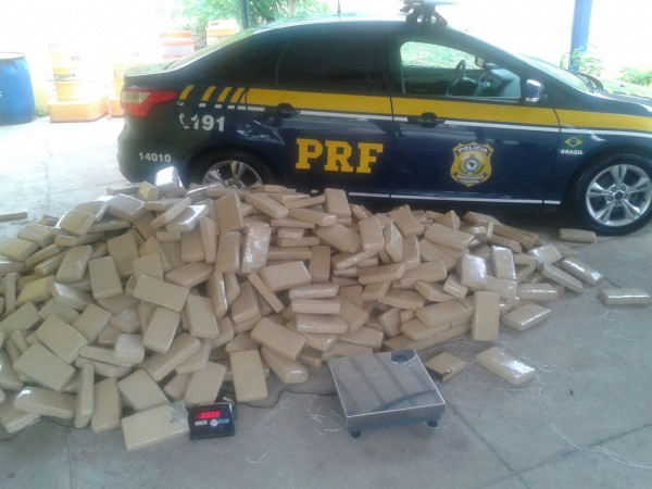 PRF apreende 840kg de maconha e carros de luxo