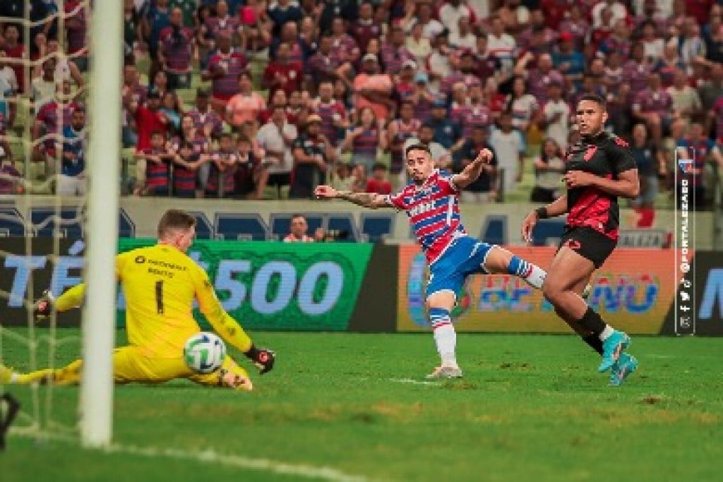 Fortaleza vence o Athletico Paranaense e chega aos 23 pontos no Brasileirão