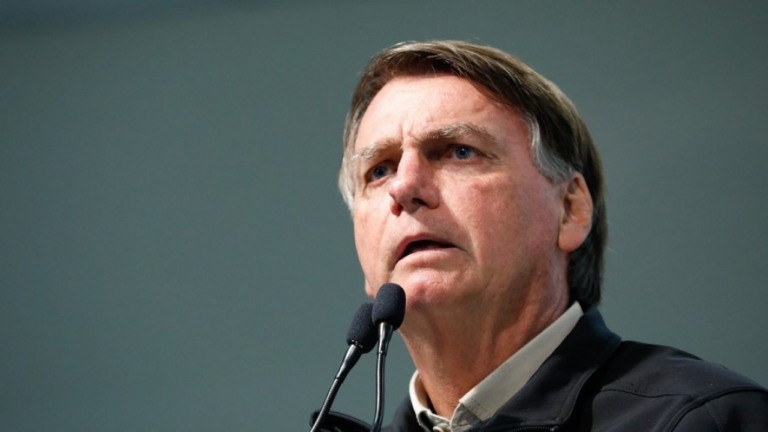 Bolsonaro critica composição do preço do combustível: "Bastante grave"