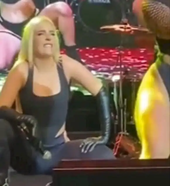 Luísa Sonza para tudo e admira corpão de bailarina em show