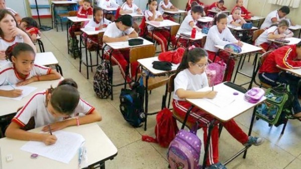 Acordo encerra crise e escolas terão cuidadoras