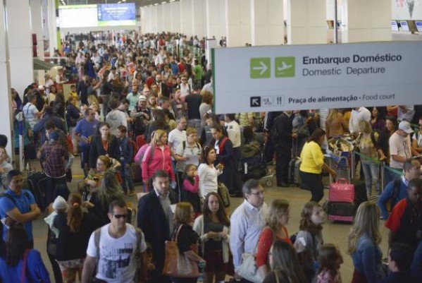 Novas regras causam filas em aeroportos; governo manda chegar antes