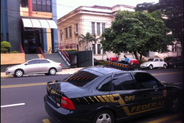 Viatura da PF em frente ao escritório do deputado durante Operação Miragem