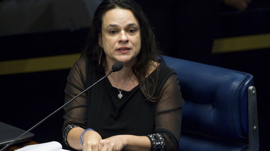 Janaína critica candidatura de Damares: 'Bolsonaro quer vassalos'