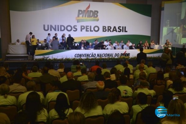 PMDB adia saída do governo por um mês