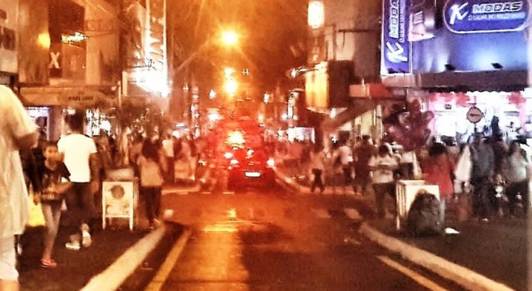 Comércio abre à noite de olho em vendas para namorados