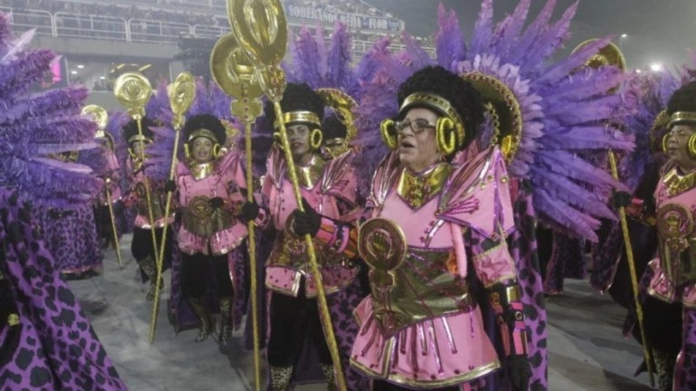 RJ: Beija-Flor encerra noite com desfile quase impecável