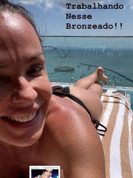 Carolina Ferraz aposta em biquíni fio dental em Salvador