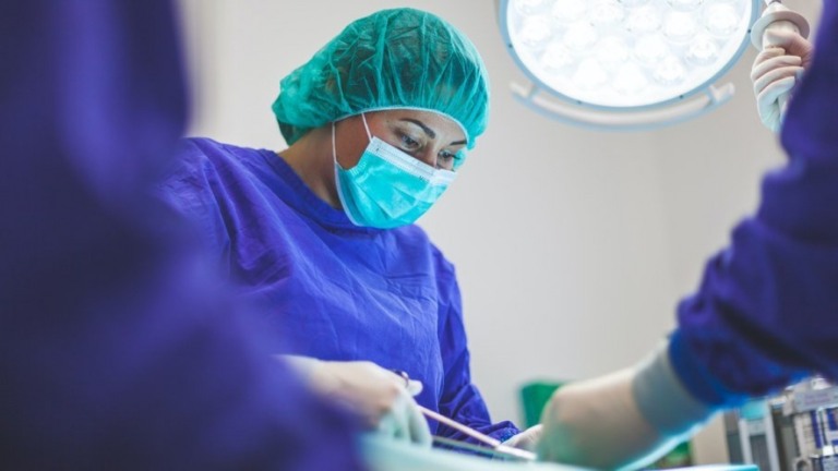 Pais antivacina têm tutela suspensa ao negarem cirurgia ao filho