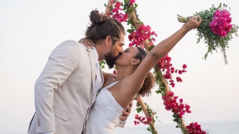 Sheron Menezzes aparece emocionada em registros inéditos do casamento