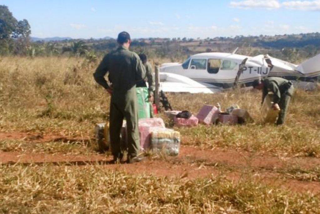 Avião interceptado com carga de cocaína – PM Goiás