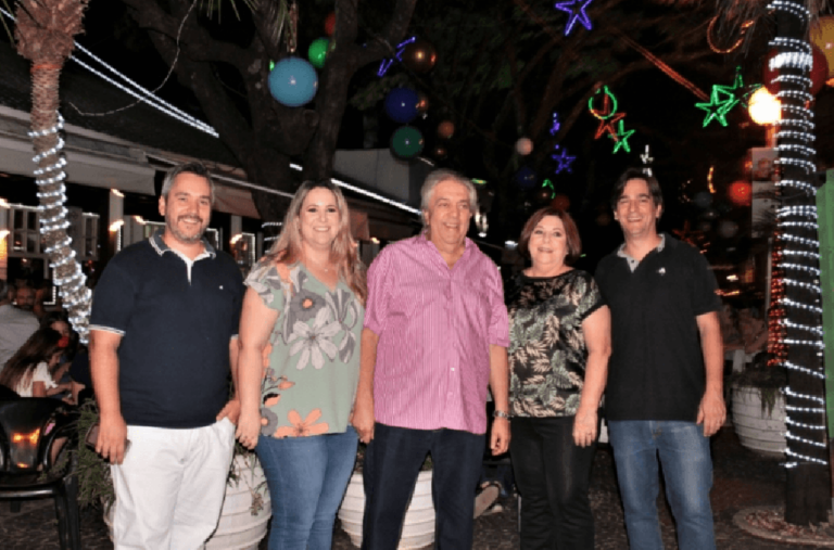 Paulo Diniz Júnior, ao centro, com a família na praça que leva seu nome; história preservada