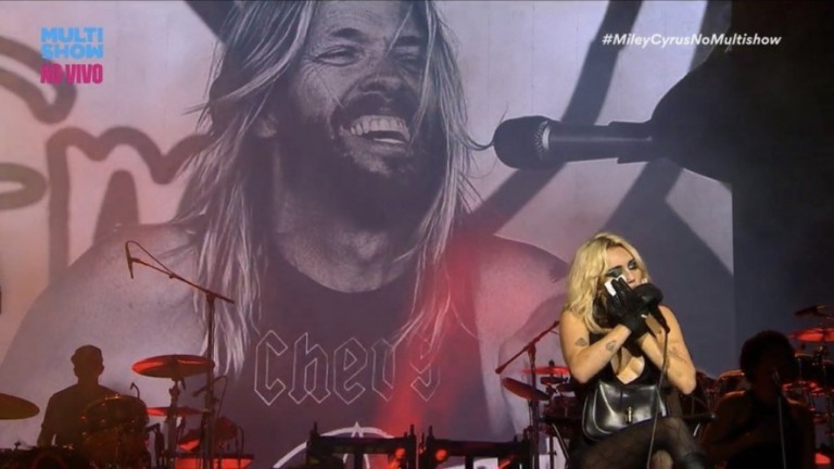 Miley Cyrus se emociona em homenagem a Taylor Hawkins no Lollapalooza