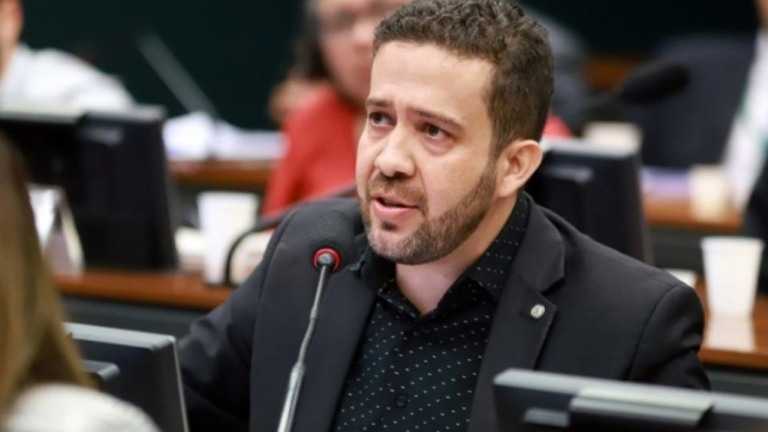 Câmara pode votar auxílio permanente e para todos nesta terça; entenda