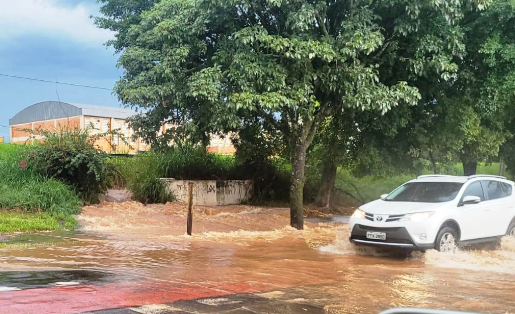 Defesa Civil pede avaliação em alagamentos de Marília; meteorologia prevê mais chuva