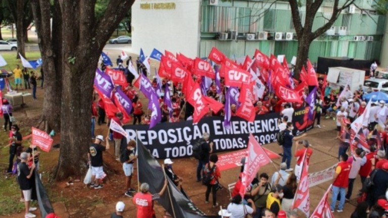 Servidores aprovam greve por tempo indeterminado a partir desta quarta
