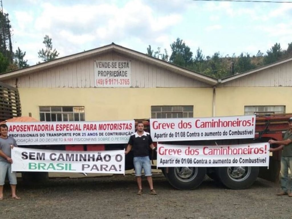 Caminhoneiros bloqueiam rodovia federal contra alta de combustíveis