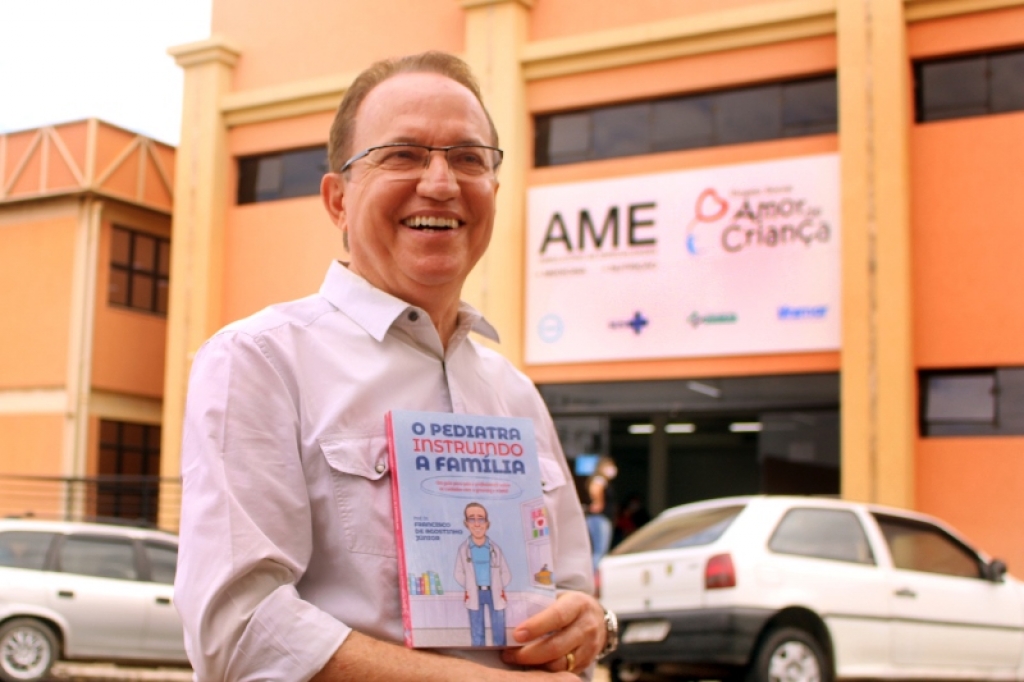 Livro do Pediatra Agostinho Júnior tem renda revertida para Projeto Amor de Criança