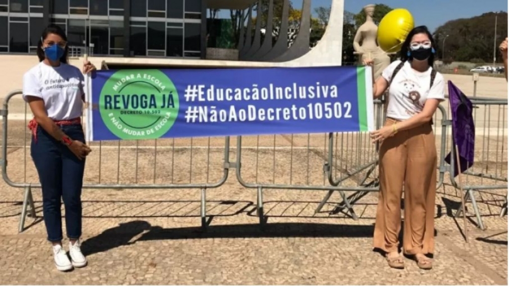 Familiares de crianças atípicas protestam contra política de educação especial