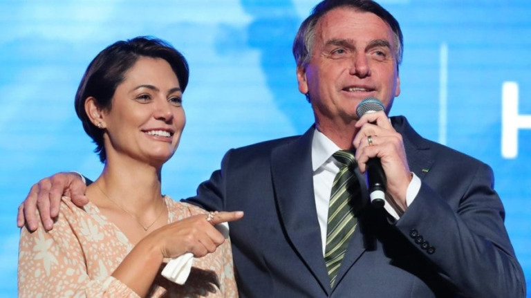 Michelle Bolsonaro nega retorno de Bolsonaro: 'Precisa descansar mais'