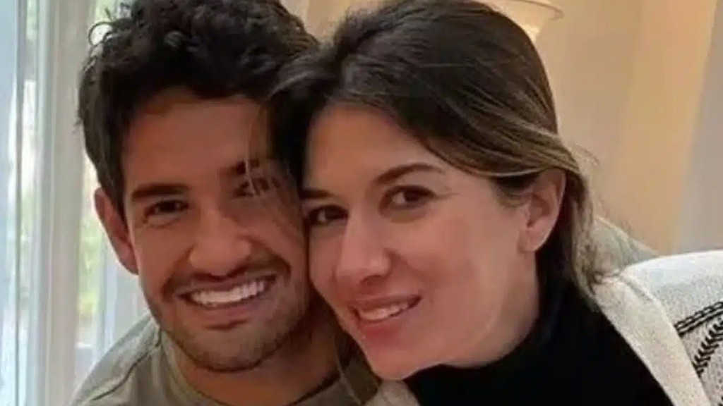 Todo babão, Alexandre Pato, exibe barriguinha de Rebeca Abravanel: ‘Mamãe’