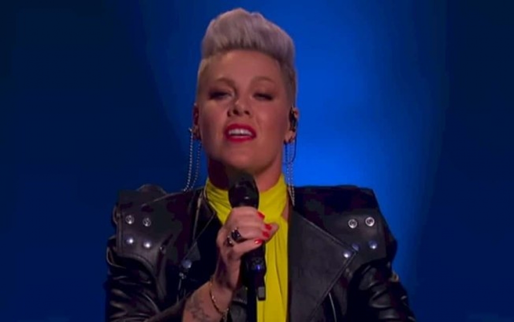 Veja a performance ao vivo de P!nk em "What About Us" na TV