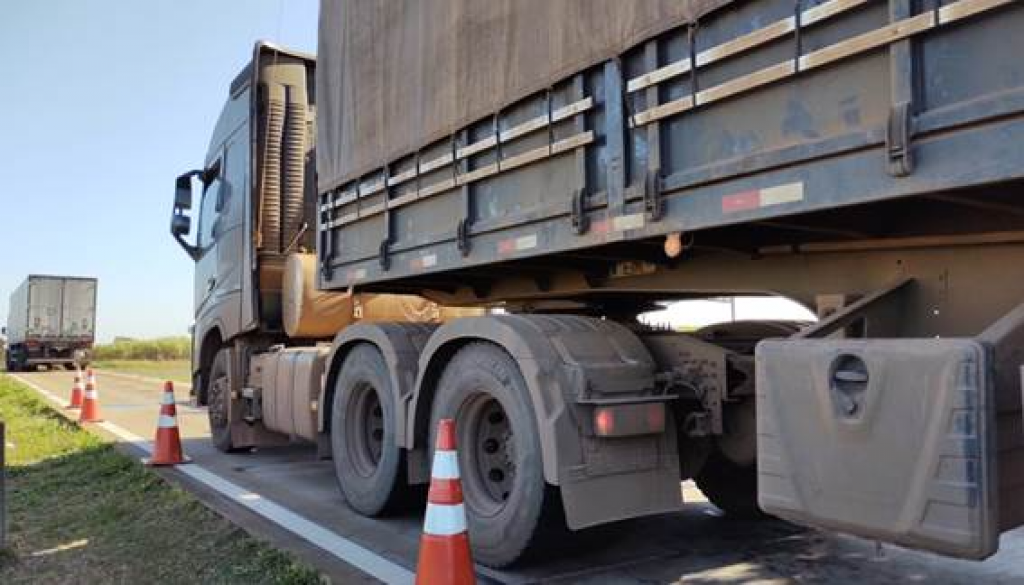 Operação Balança controla limite de cargas e segurança em rodovia em Assis