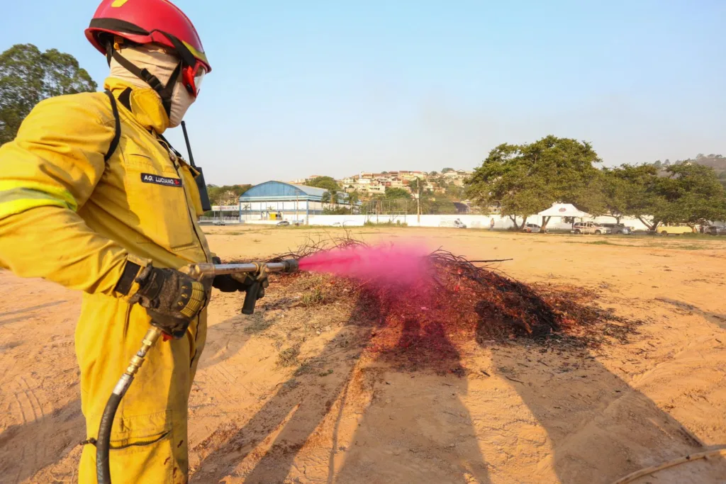 Defesa Civil testa novo produto para combate a incêndios no Estado