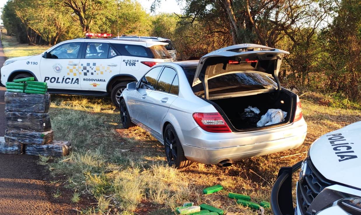 Motorista deixa carro de luxo e 103kg de maconha em Salto Grande