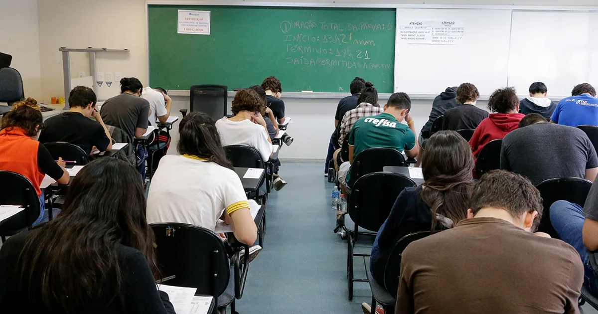 Candidatos concentrados durante prova da primeira fase do vestibular 2019