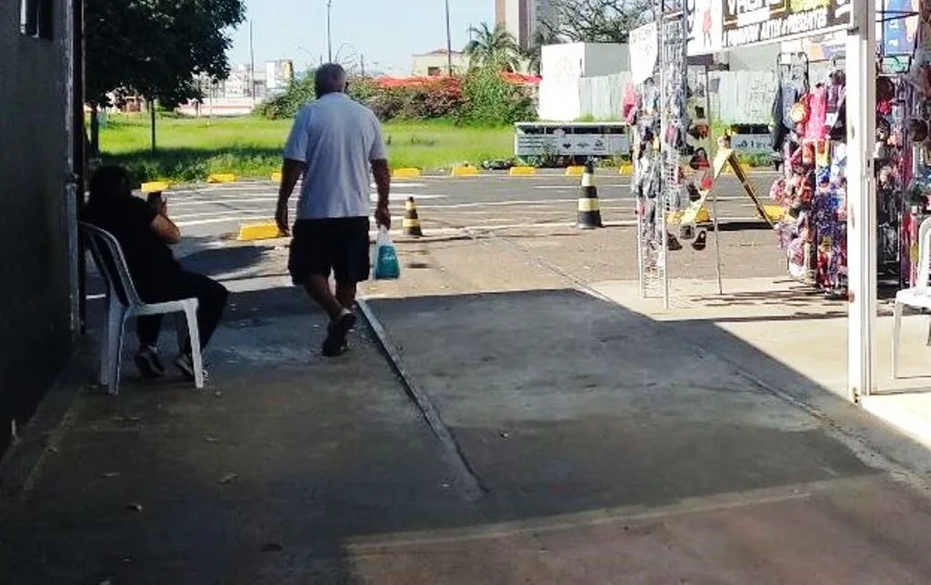 Área de lojas ao lado de ferrovia é alvo de pedido de desocupação