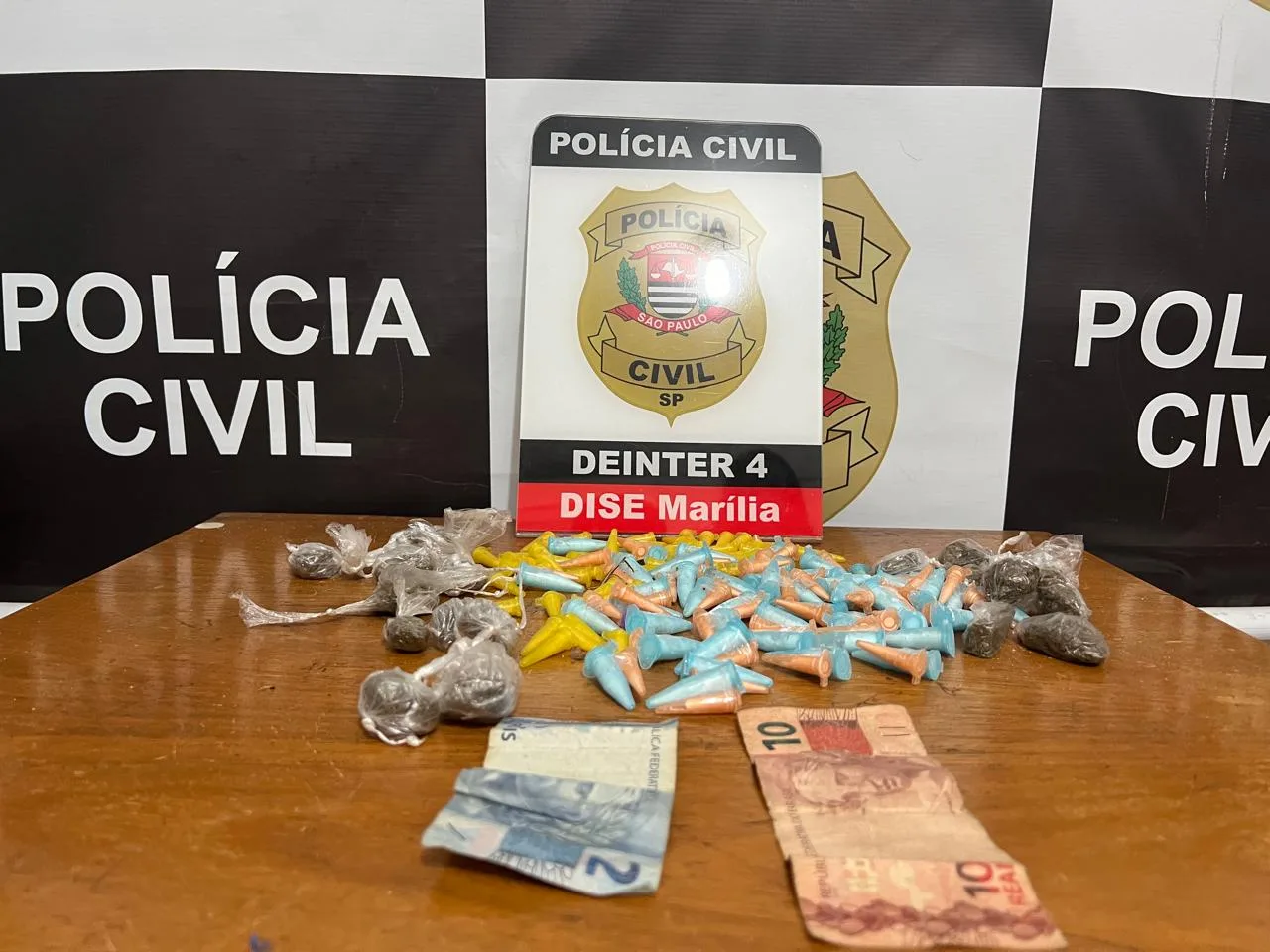 Drogas e dinheiro do tráfico recolhidos com adolescente