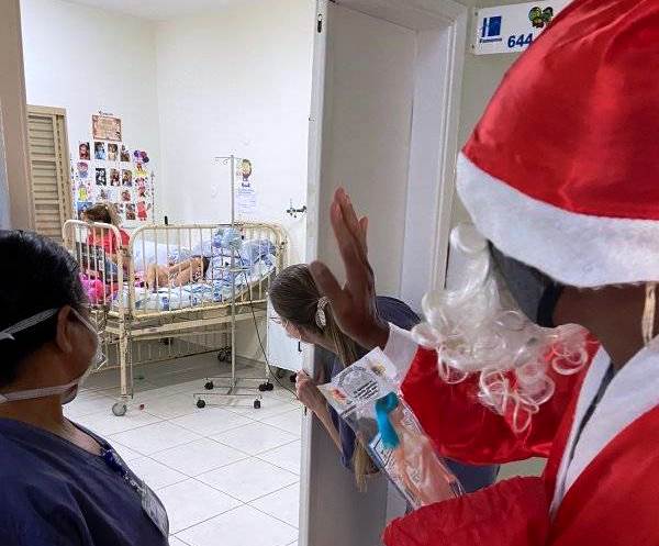 Roberto, o Paia Noel do projeto, durante entrega no hospital em Marília