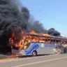 Fogo destrói ônibus para transporte de estudantes em Júlio Mesquita