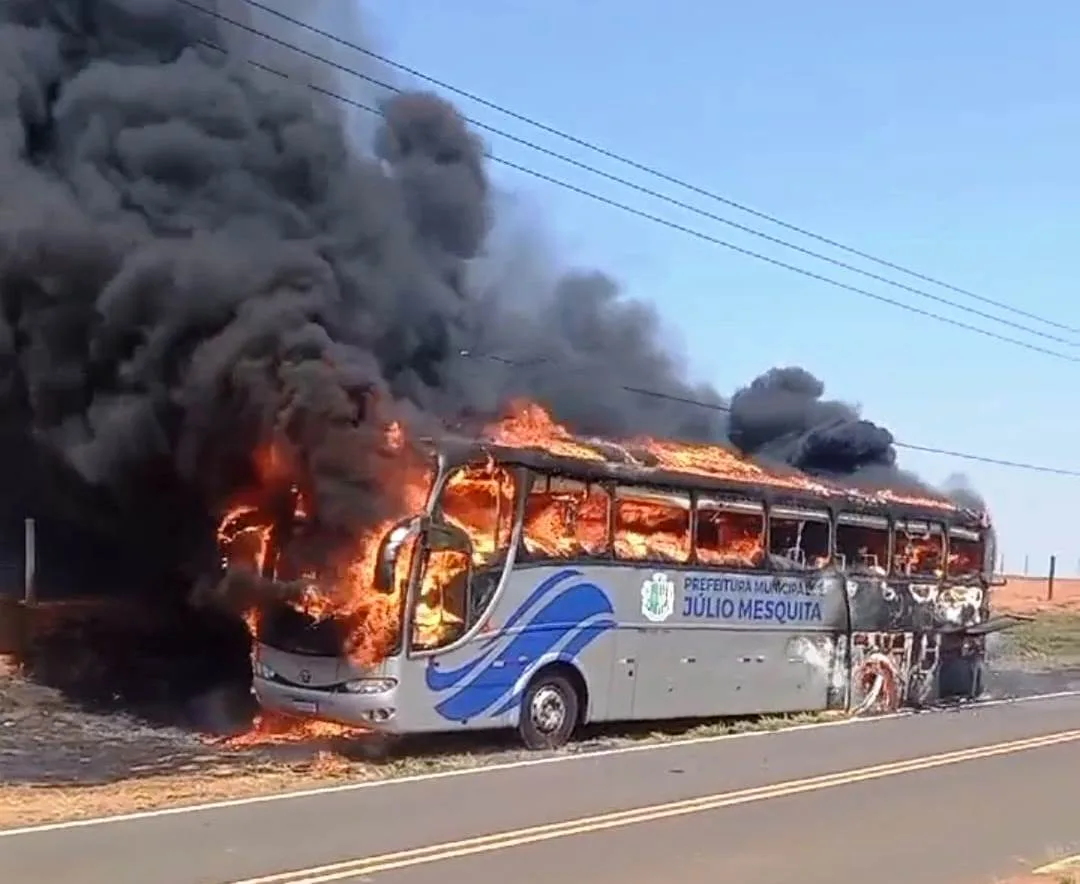 Fogo destrói ônibus para transporte de estudantes em Júlio Mesquita