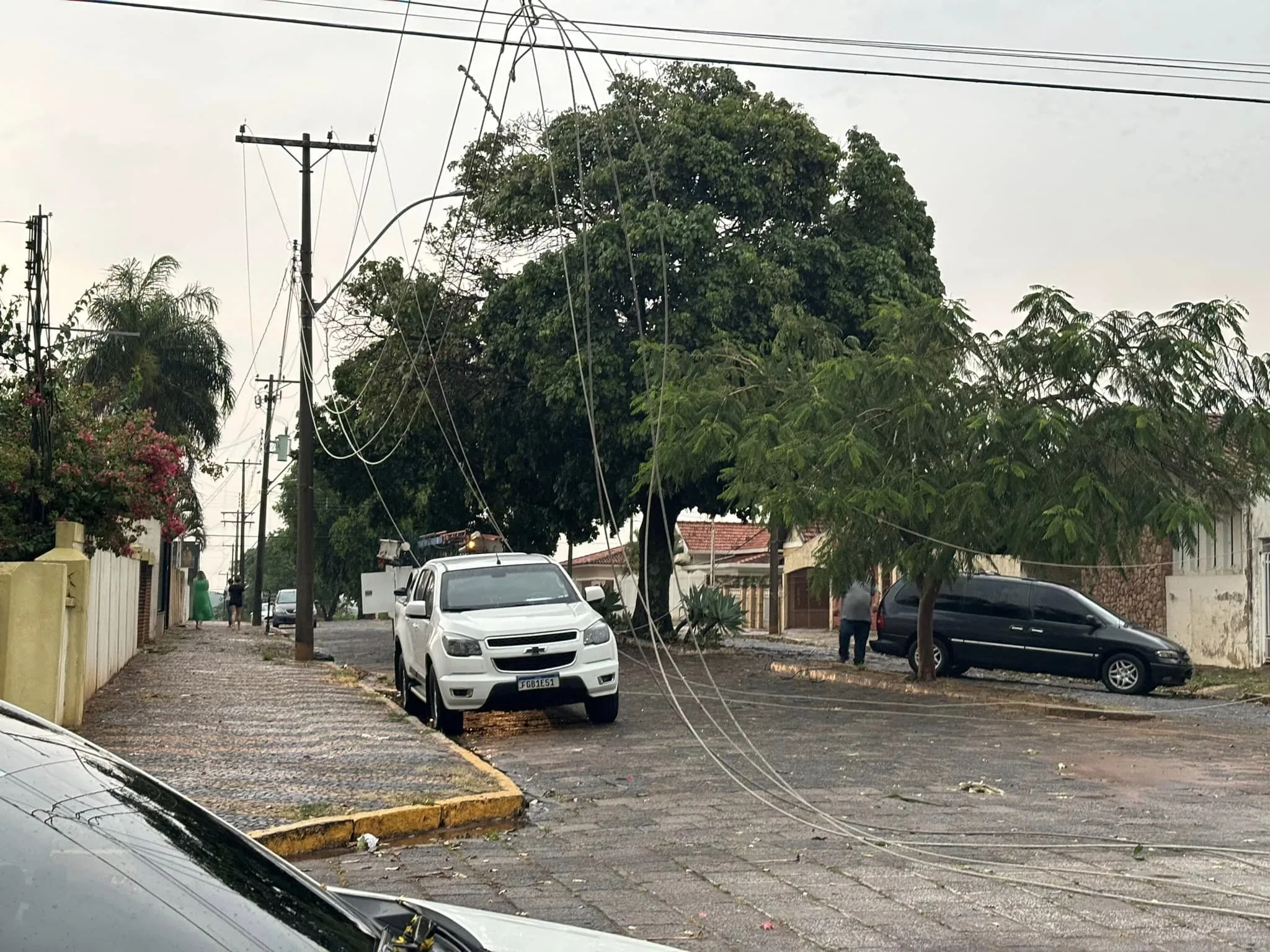 Veja dicas para riscos com energia nas ruas e em casa durante tempestades