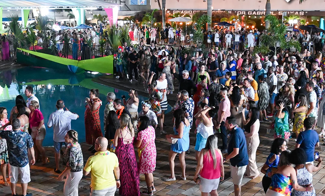 Baile à beira das piscinas garante clima tropical e muita animação