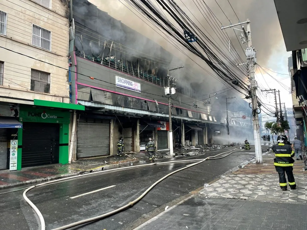 Shopping no Brás tem grande incêndio e combate dura seis horas em SP