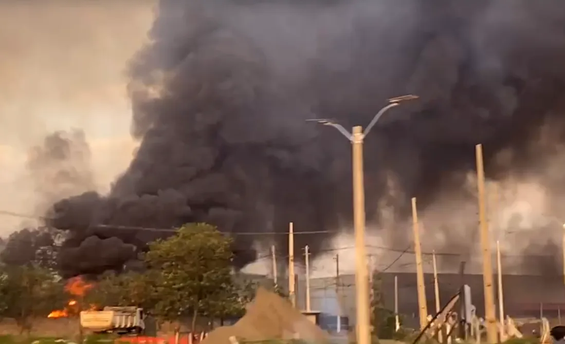 Incêndio em área ao lado de rodovia assusta moradores e mobiliza equipes de combate