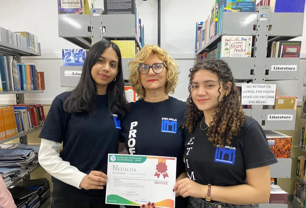 A diretora da Etec de Arujá, Marilda Simoni Britto, entre as alunas medalhistas Ana Domingues e Ana Carvalho