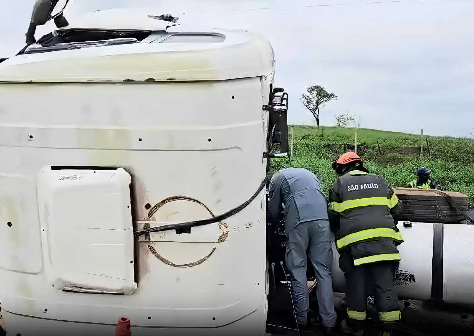 Colisão de carretas deixa motorista ferido na SP-333 em Marília